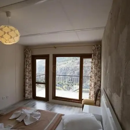 Onur Fethiye * ファラリア